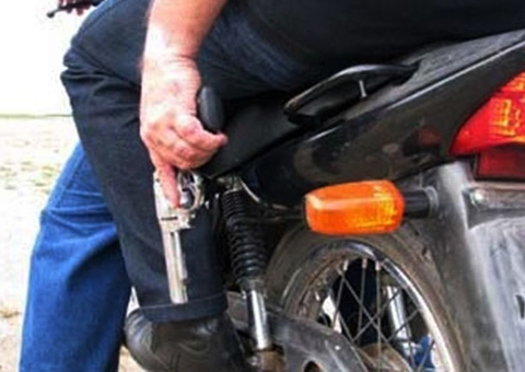 Jovem é baleado enquanto conversava na frente de casa em Manaus