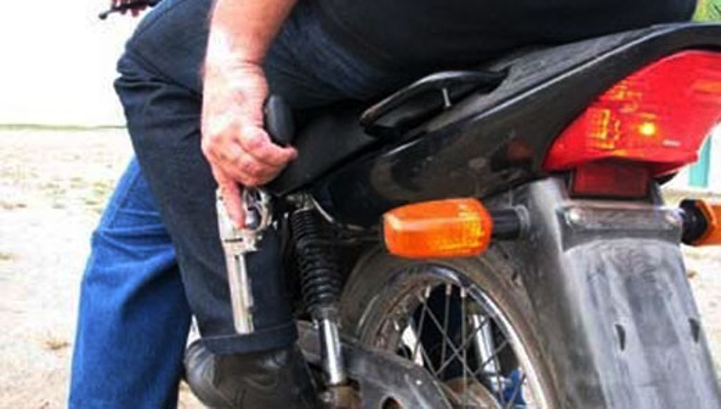 Jovem é baleado enquanto conversava na frente de casa em Manaus