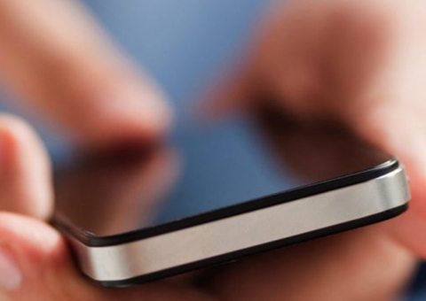 Assaltante deixa cair celular no carro de vítima e é procurado em Manaus