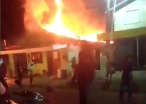 Após briga, homem esfaqueia o irmão e incendeia barbearia no Amazonas