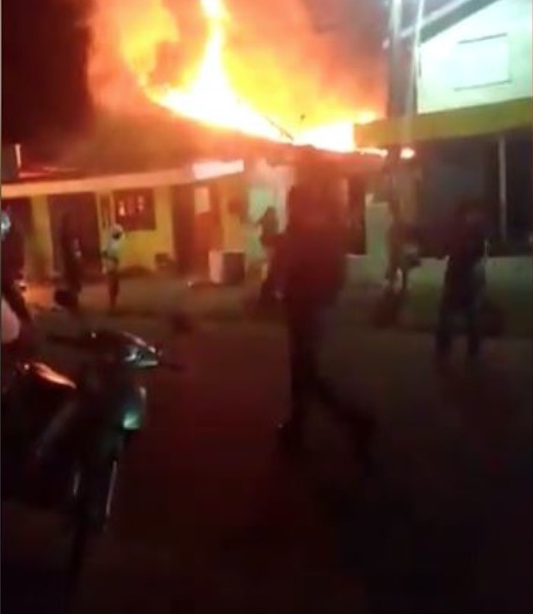 Após briga, homem esfaqueia o irmão e incendeia barbearia no Amazonas