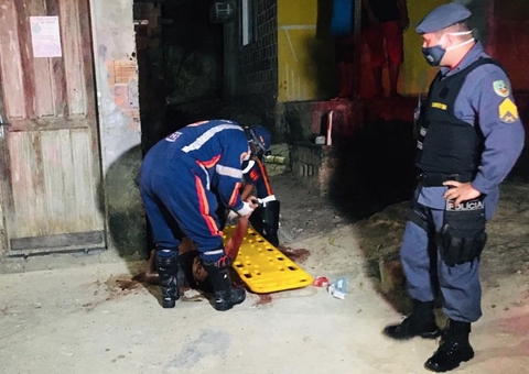 Durante fuga, homem escorrega, leva pauladas e cai de maca em Manaus