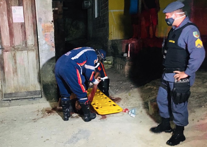Durante fuga, homem escorrega, leva pauladas e cai de maca em Manaus
