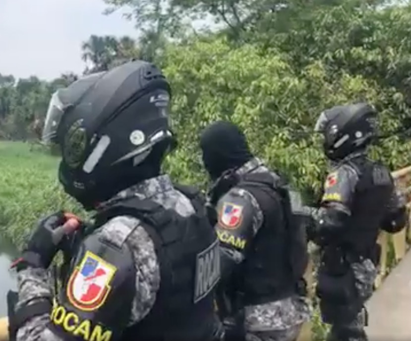 Criminosos assaltam ônibus e roubam arma de policial em Manaus