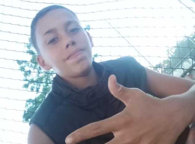 Menino desaparecido é encontrado enterrado no quintal de casa