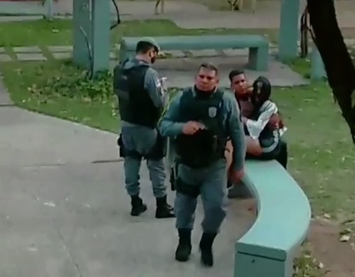 PM afasta policiais que aparecem em vídeo agredindo jornalista em Manaus