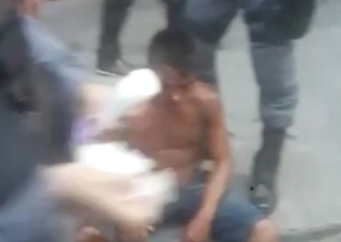 Vídeo: Suspeito de assaltar mototaxista é espancado por populares em Manaus