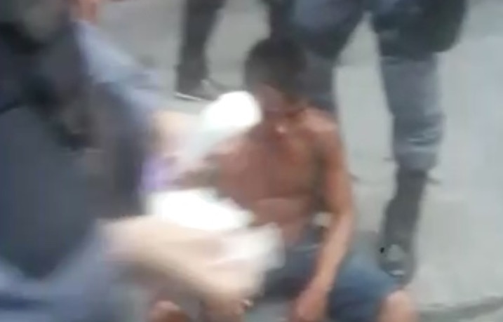 Vídeo: Suspeito de assaltar mototaxista é espancado por populares em Manaus