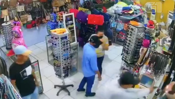 Vídeo: Criminosos matam empresário a tiros dentro de loja em Manaus