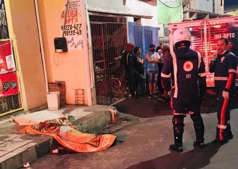 Detento do semiaberto é morto enquanto conversava com amigos em Manaus