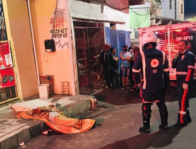 Detento do semiaberto é morto enquanto conversava com amigos em Manaus