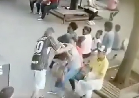 Homem ataca mulher aos socos na rua e apanha de populares; veja vídeo