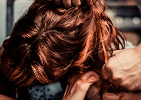 Homem arrasta mulher pelos cabelos e tenta estuprá-la em rua de Manaus