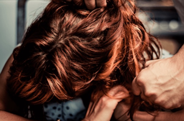 Homem arrasta mulher pelos cabelos e tenta estuprá-la em rua de Manaus