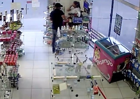 Atendente de farmácia é baleada por cliente em Manaus; Vídeo