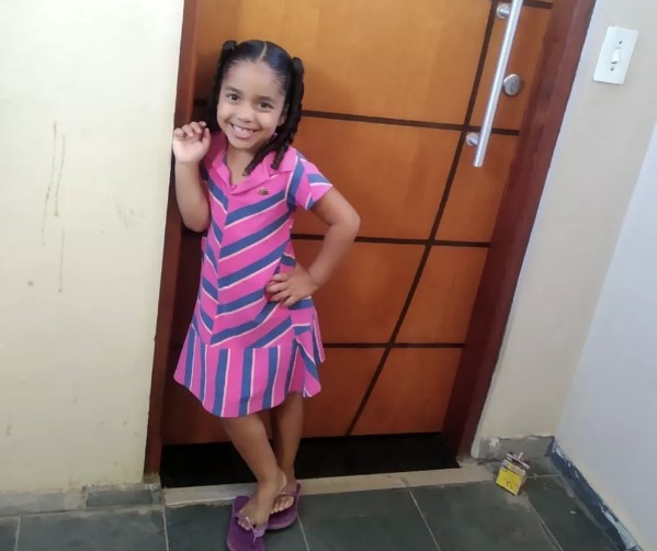 Padrasto joga menina de 5 anos em caixa de papelão após estrangular e matar