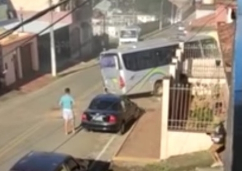 Homem joga ônibus contra casa para matar ex-namorada
