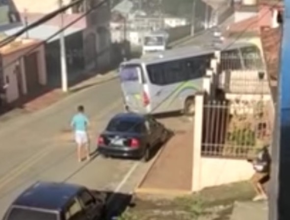 Homem joga ônibus contra casa para matar ex-namorada