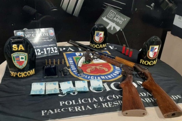Casal é preso após ser pego com espingardas escondidas em casa em Manaus