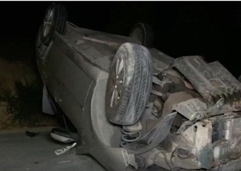 Suspeitos de assalto capotam carro durante fuga em Manaus