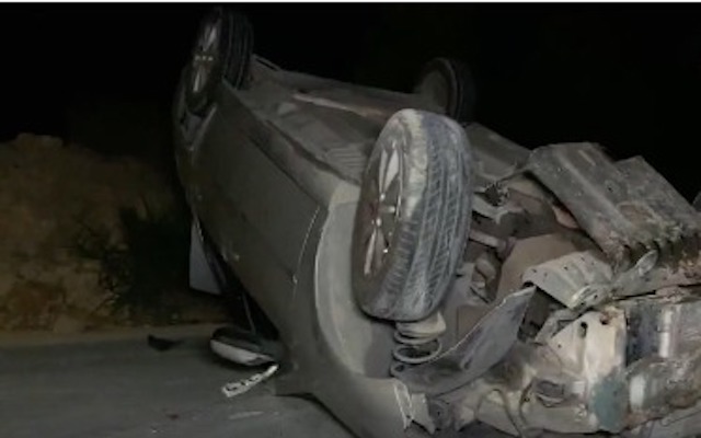 Suspeitos de assalto capotam carro durante fuga em Manaus