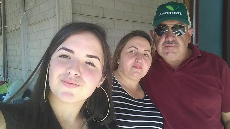 Família morre após carro colidir com caminhão em rodovia