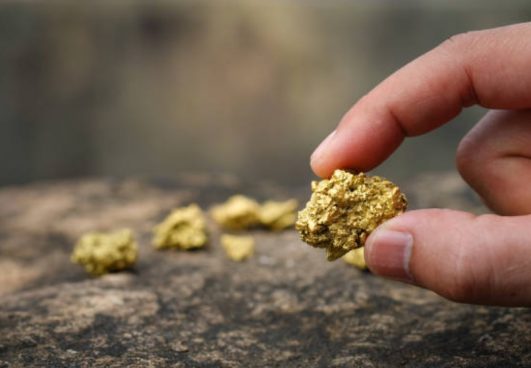 Dupla é presa com ouro avaliado em R$ 1 mi escondido em sapato em Manaus