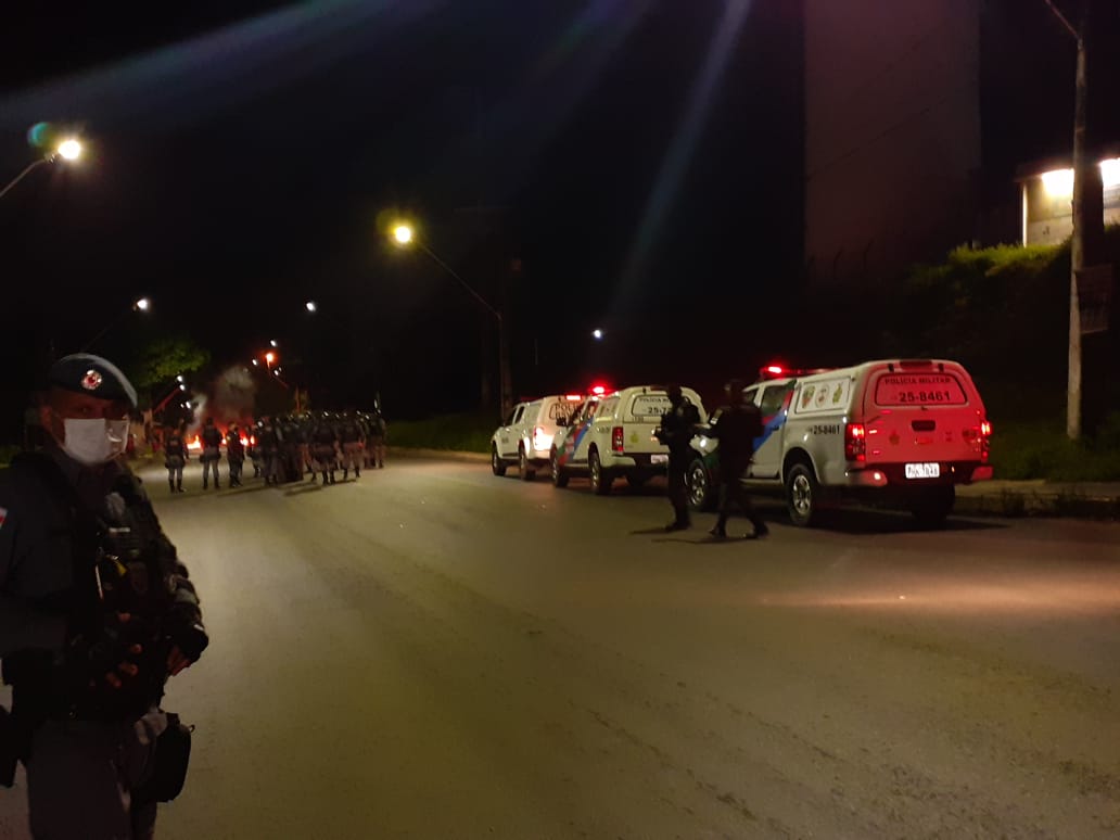 Moradores fazem manifestação após jovem ser morto por suposto PM em Manaus