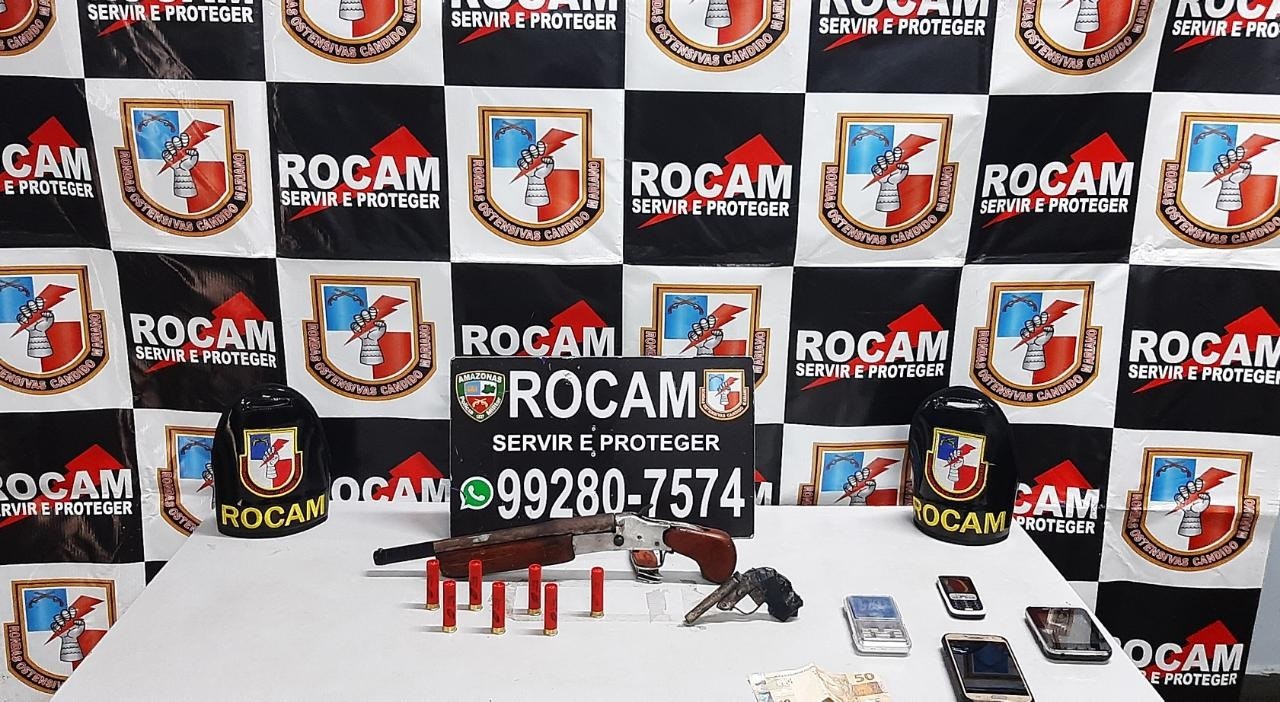 Irmãos são presos com armas e munições em quitinete de Manaus 