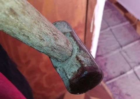 Mulher fica em estado grave após ser agredida com marreta pelo ex 