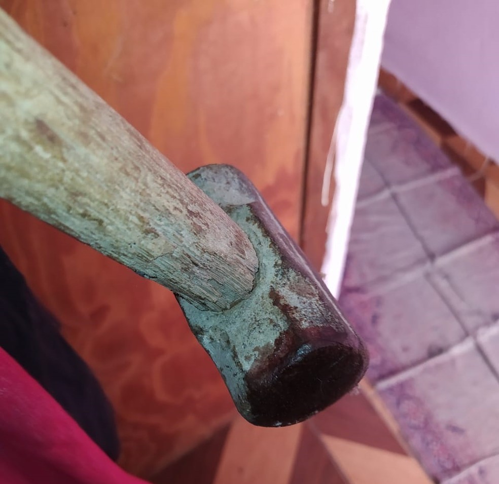 Mulher fica em estado grave após ser agredida com marreta pelo ex 