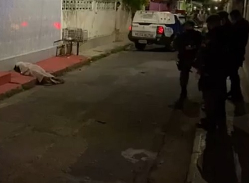 Homem é morto ao tentar fugir de atiradores em rua de Manaus