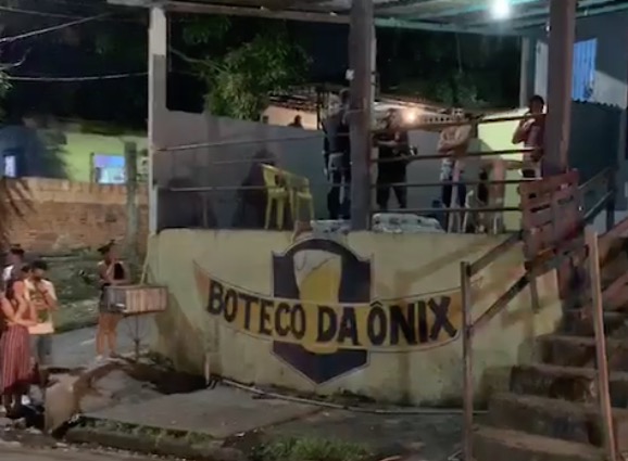 Homem é assassinado na frente de amigos em bar de Manaus