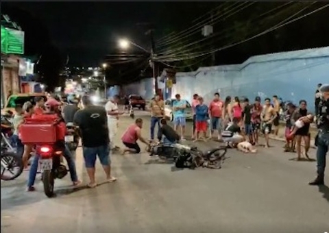 Colisão entre motos deixa duas pessoas gravemente feridas em Manaus