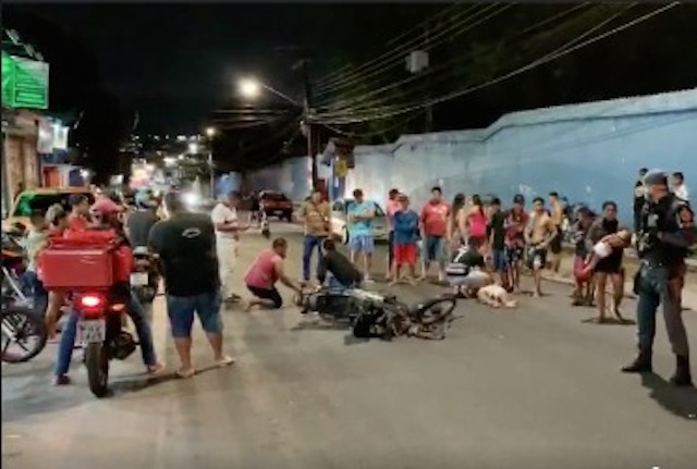 Colisão entre motos deixa duas pessoas gravemente feridas em Manaus