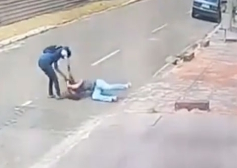 Mulher é agredida por bandido ao reagir a assalto; vídeo