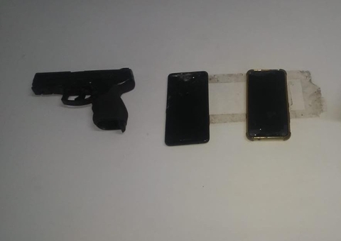 Assaltante é preso ao colidir carro em muro durante fuga em Manaus