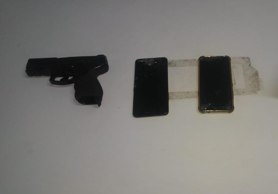 Assaltante é preso ao colidir carro em muro durante fuga em Manaus