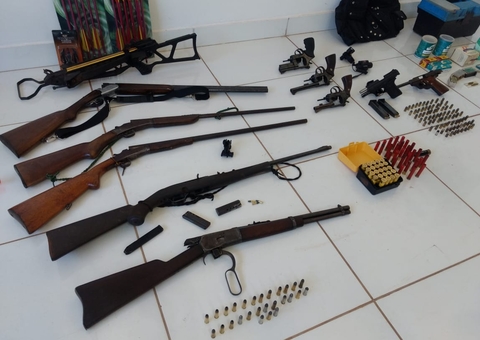 Bandidos invadem casa de coronel e roubam mais de 100 armas em Manaus