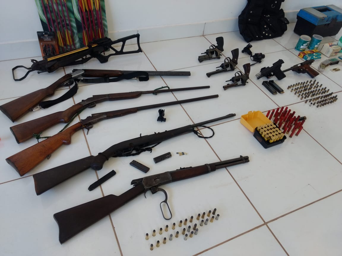 Bandidos invadem casa de coronel e roubam mais de 100 armas em Manaus