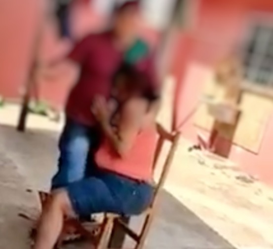Homem faz esposa refém e tenta matá-la na frente de PMs, confira vídeo