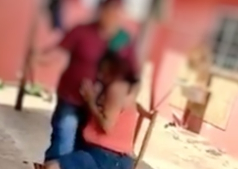 Homem faz esposa refém e tenta matá-la na frente de PMs, confira vídeo