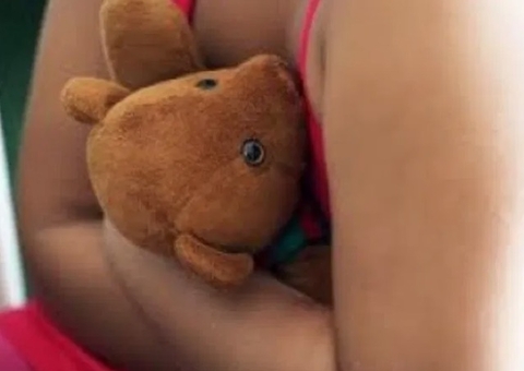 Menina que engravidou de gêmeos após ser estuprada pelo padrasto faz aborto