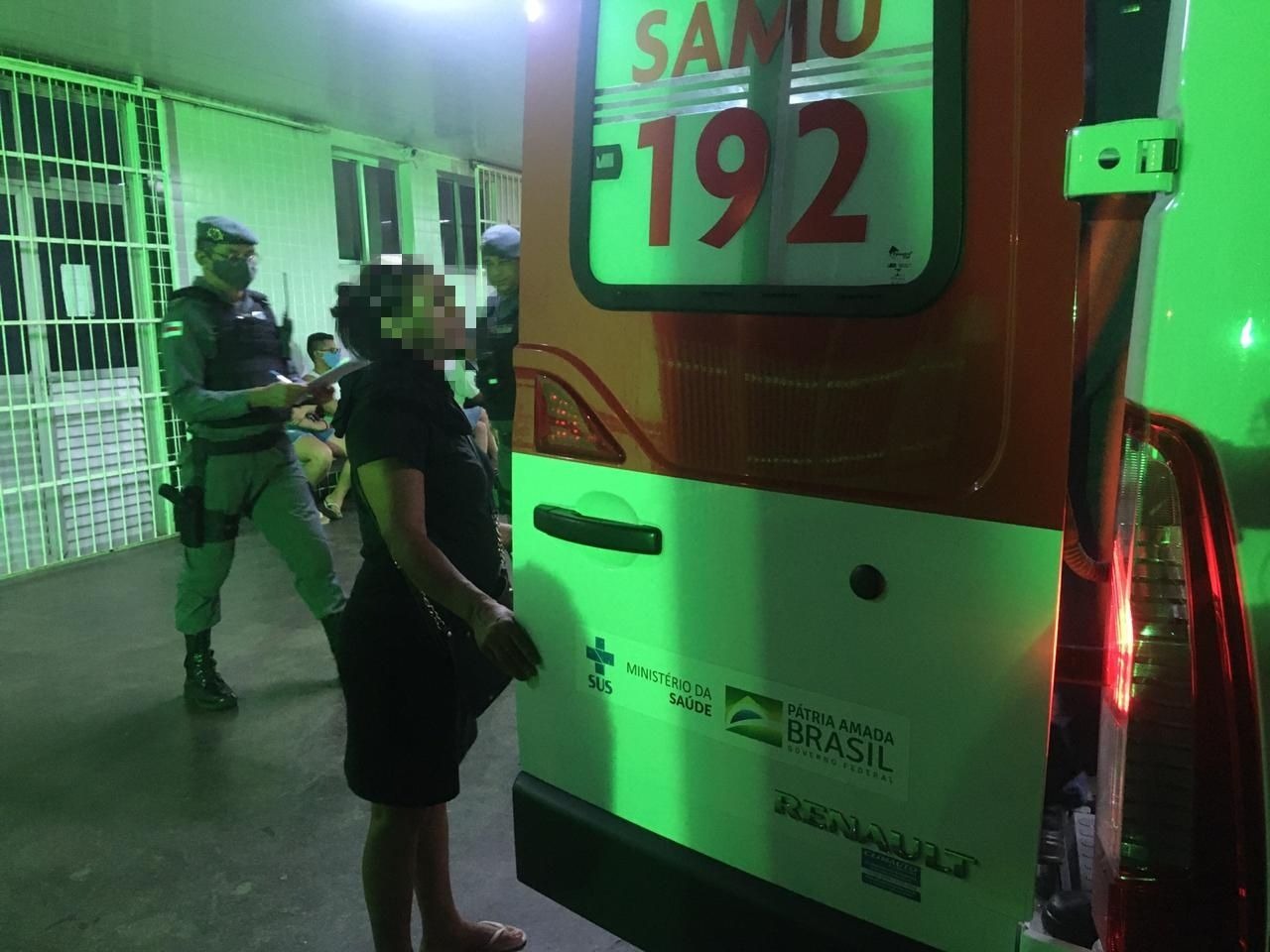 Homem é alvejado com mais de 10 tiros e disparos atingem vizinho em Manaus