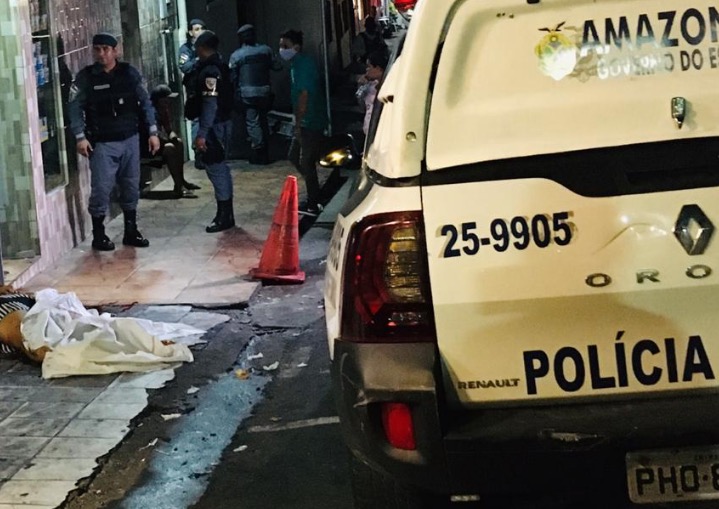 Grávida é morta a tiros em Manaus por criminosos em carro