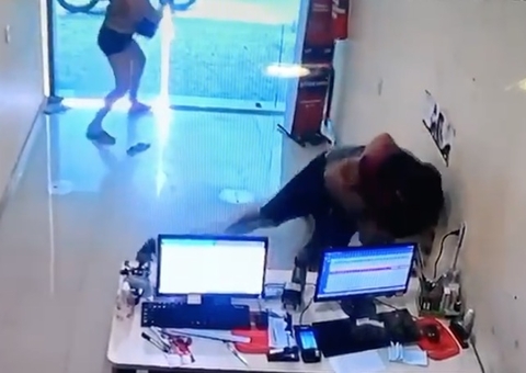 Cliente reage a assalto e acaba baleado em empresa de Manaus, veja vídeo