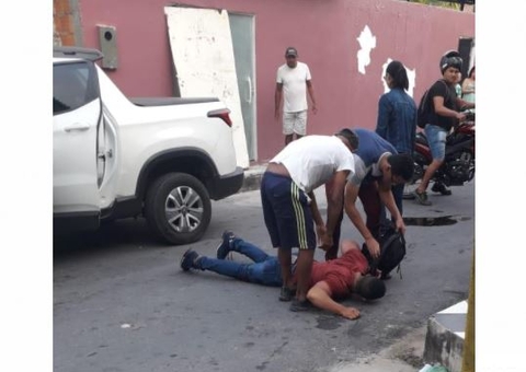 Vídeo: Homem é baleado na frente de casa em Manaus