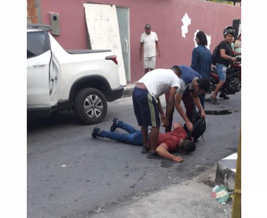 Vídeo: Homem é baleado na frente de casa em Manaus
