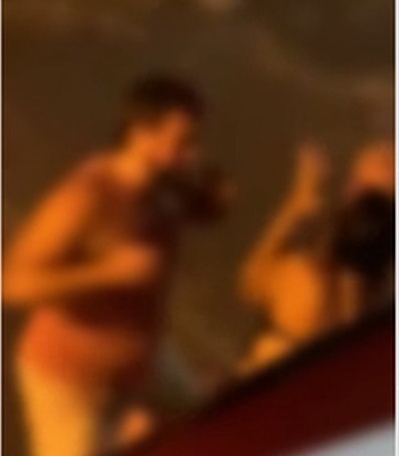 Mulher é agredida com socos e polícia procura agressor; veja vídeo