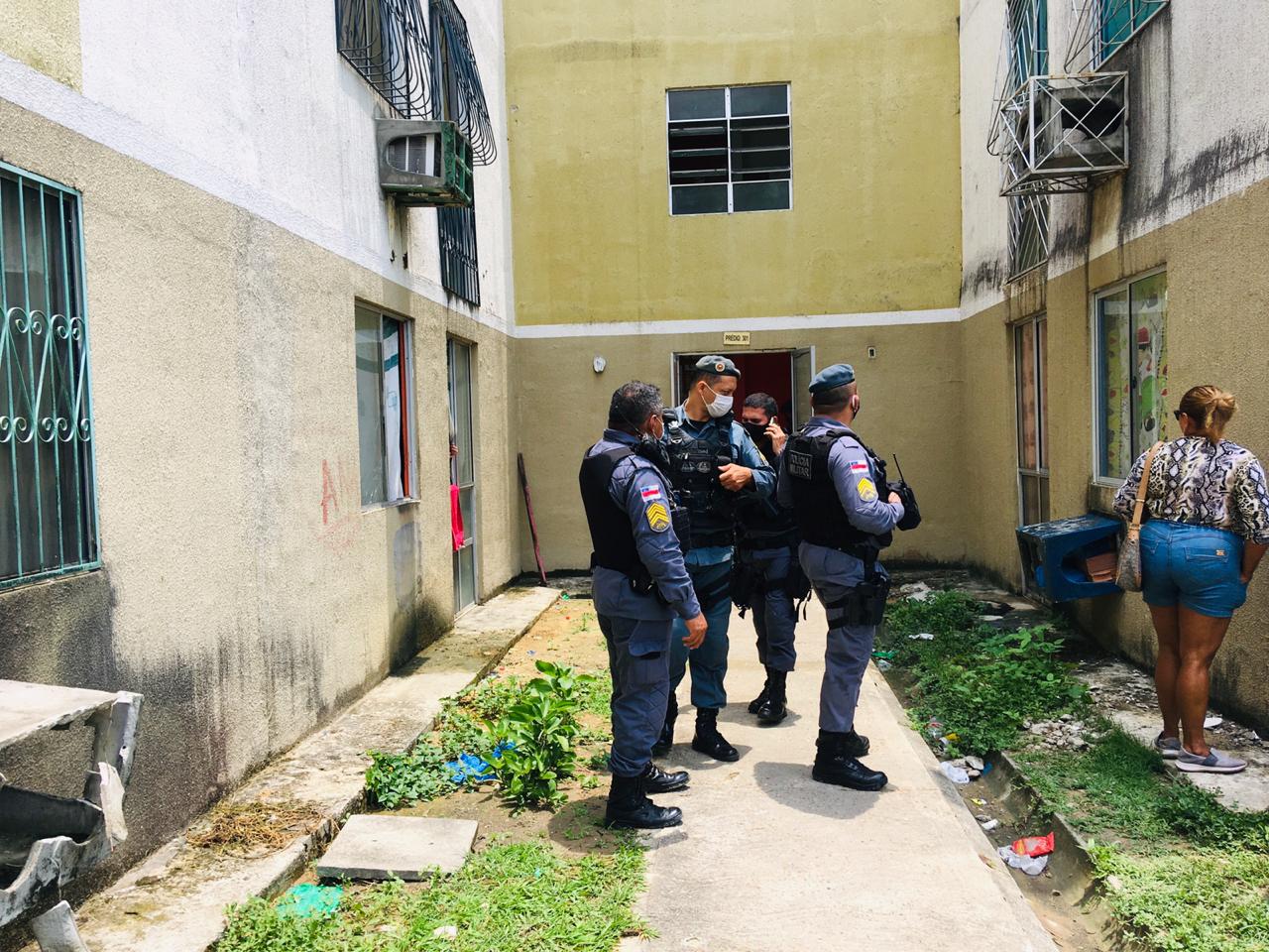 Jovem é morta a facadas pelo namorado e suspeito tenta suicídio em Manaus